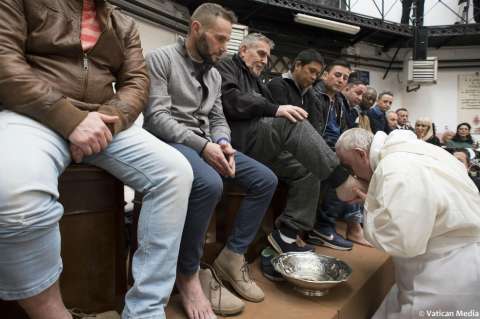 Un colombiano, entre los presos a los que el papa lavó sus pies