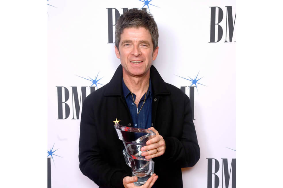 Noel Gallagher tras recoger su galardón este martes en los premios BMI, en Londres (Inglaterra). / Cortesía