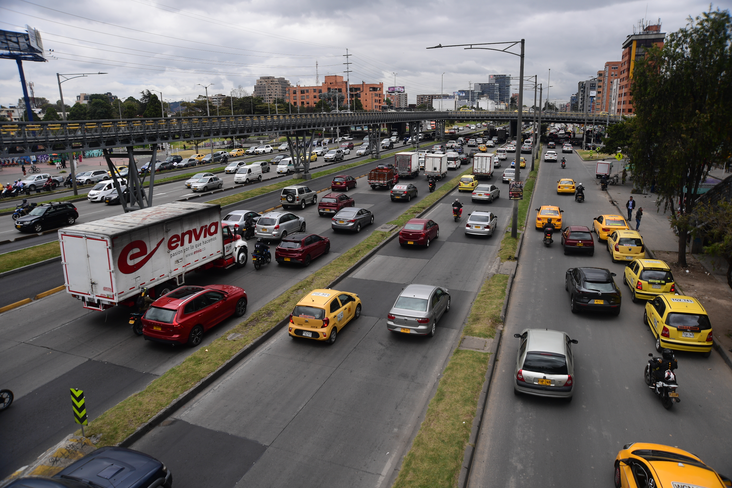 Tráfico pesado y múltiples trancones en varios puntos de la capital.