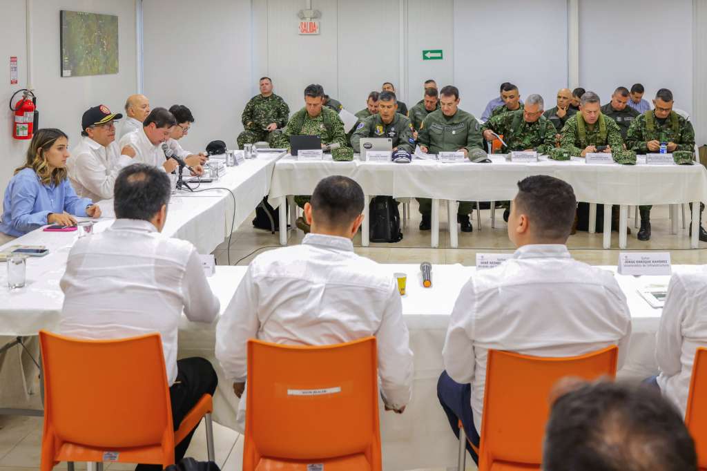 AME2056. TIBÚ (COLOMBIA), 17/01/2025.- Fotografía cedida por la Presidencia de Colombia del presidente de Colombia, Gustavo Petro (2i), mientras asiste a un Consejo de Seguridad realizado este viernes en Tibú, Norte de Santander (Colombia). El Ejército colombiano envió 300 militares para reforzar la zona del Catatumbo donde la guerrilla del Ejército de Liberación Nacional (ELN) se enfrenta a una disidencia de las FARC en choques que han dejado más de 30 muertos y la población permanece amenazada. EFE/ Presidencia de Colombia /SOLO USO EDITORIAL NO VENTAS /SOLO DISPONIBLE PARA ILUSTRAR LA NOTICIA QUE ACOMPAÑA (CRÉDITO OBLIGATORIO)