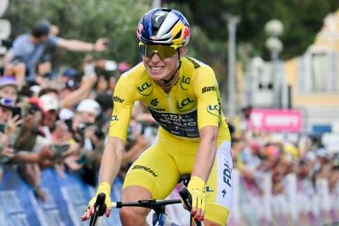 Demi Vollering hace historia al ganar el Tour de Francia; este año también ganó el Giro