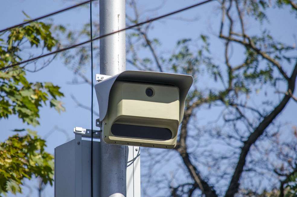 Siempre que haya una cámara de fotomultas, debe estar instalado una señal de tránsito que diga: Detección Electrónica. / Pixabay