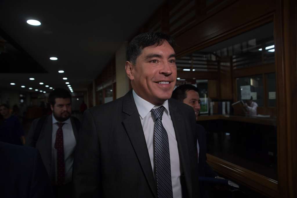 Miembro de la Cámara de Representantes de Colombia, saliendo de la Corte Suprema de Justicia.