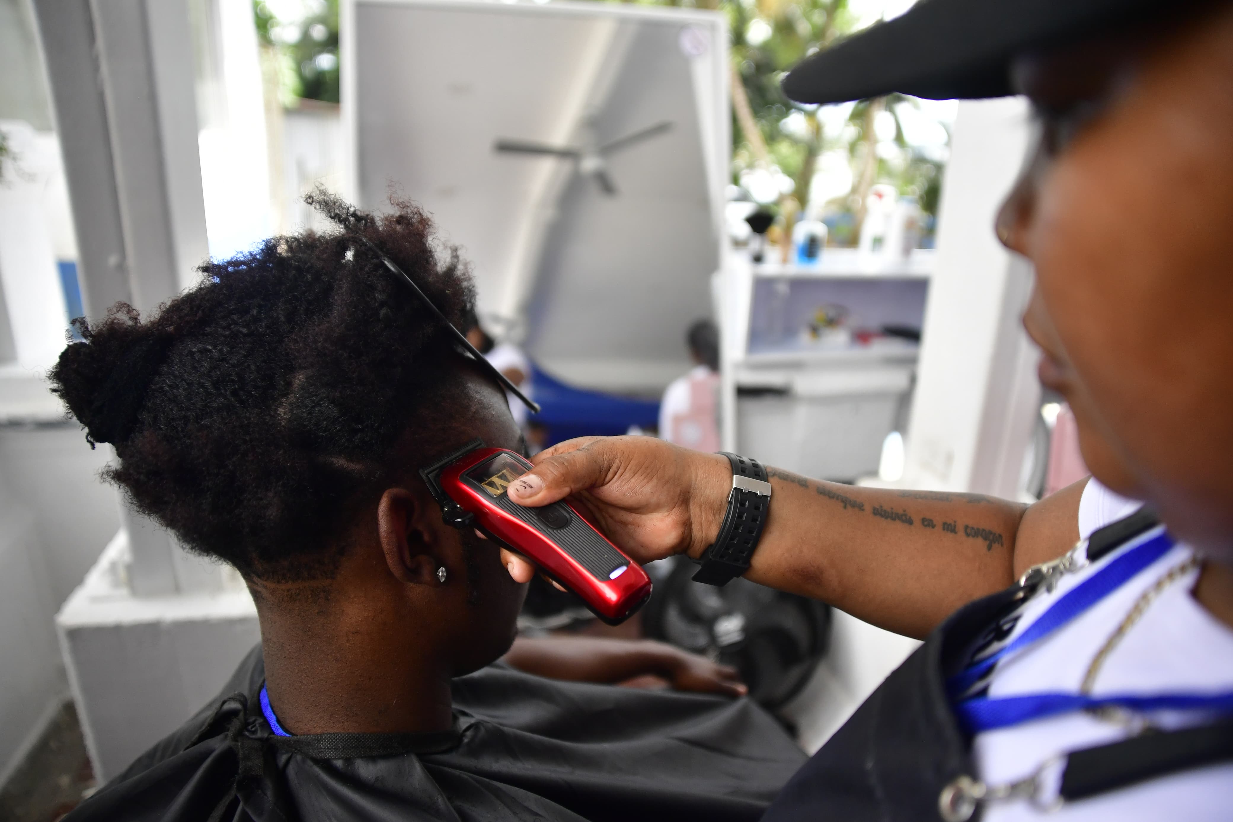 En total, 24 barberías y salones de belleza recibieron apoyo para fortalecer su trabajo.