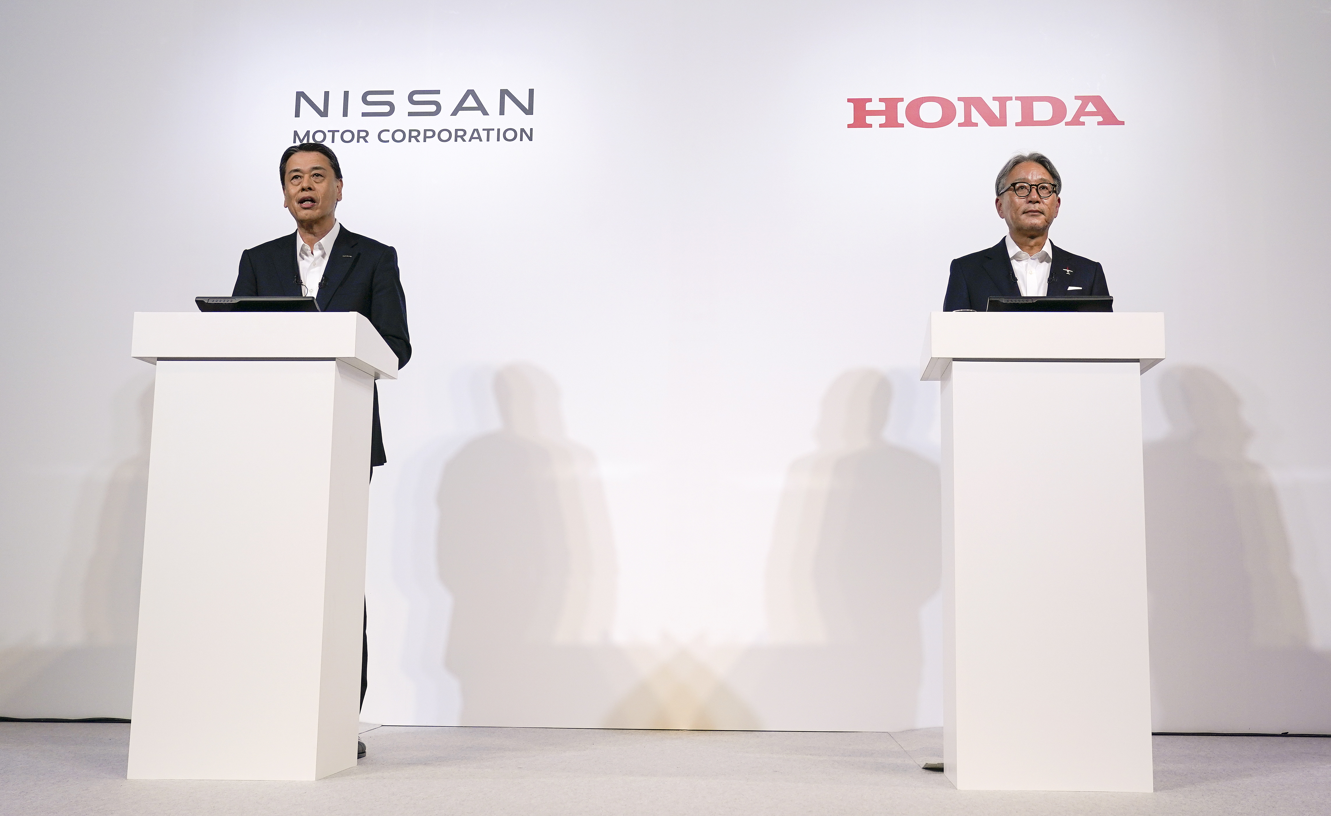 Tokyo (Japan), 01/08/2024.- Makoto Uchida (L), President and Chief Executive Officer (CEO) of Nissan Motor Co., Ltd., and Toshihiro Mibe, President and Chief Executive Officer (CEO) of Honda Motor Co., Ltd., attend a joint new conference in Tokyo, Japan, 01 August 2024, announcing the two companies have agreed to carry out joint research in fundamental technologies for next-generation software-defined vehicles (SDVs). (Japón, Tokio) EFE/EPA/KIMIMASA MAYAMA