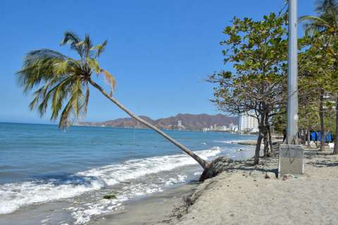 Por mar de leva se restringió paso de turistas a las playas en Santa Marta