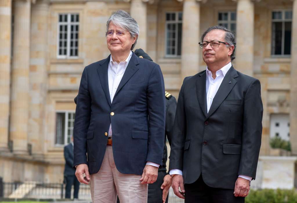AME1437. BOGOTÁ (COLOMBIA), 28/10/2023.- Fotografía cedida por la Presidencia de Colombia que muestra al presidente de Ecuador, Guillermo Lasso (i), y al de Colombia, Gustavo Petro (d), hoy, durante una reunión en la Casa de Nariño, en Bogotá (Colombia). El presidente de Ecuador, el conservador Guillermo Lasso, llegó este sábado a la Casa de Nariño, la sede presidencial de Colombia, donde fue recibido por su homólogo Gustavo Petro, con quien quiere tratar los problemas de suministro de electricidad a la red ecuatoriana. EFE/ César Carrión/ Cortesía Presidencia de Colombia/ SOLO USO EDITORIAL/SOLO DISPONIBLE PARA ILUSTRAR LA NOTICIA QUE ACOMPAÑA (CRÉDITO OBLIGATORIO)