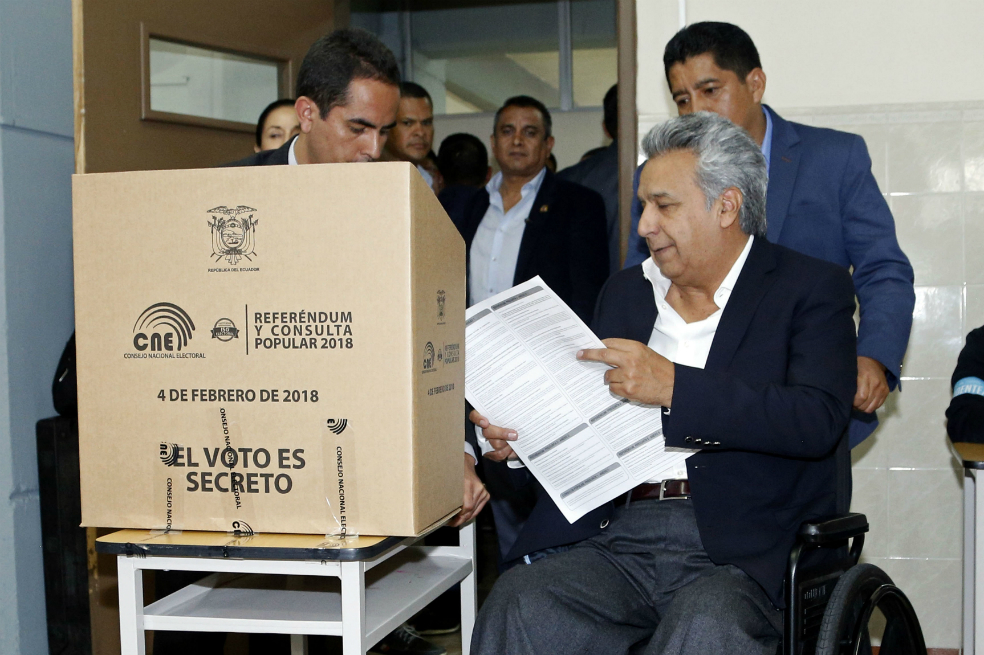 El presidente Lenín Moreno depositando su voto. / AFP