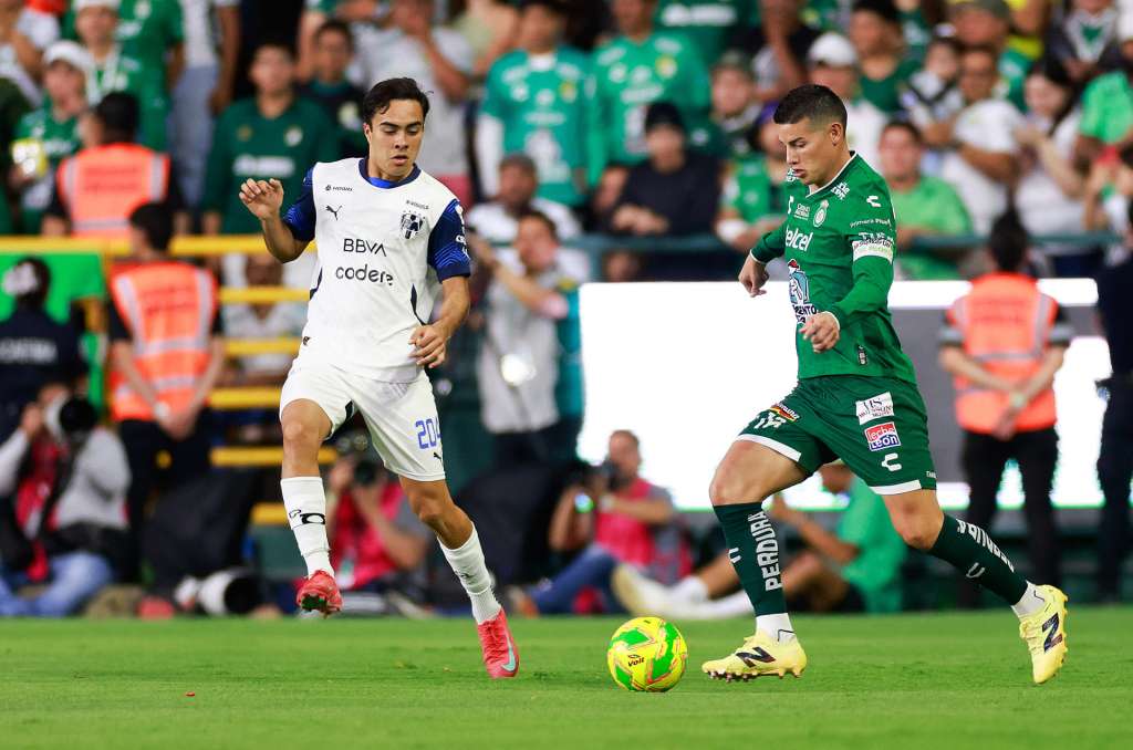 MEX373. LEÓN (MÉXICO), 20/04/2025.- James Rodríguez (d) de León disputa un balón con Iker Fimbres de Monterrey este domingo, en un partido de la jornada 17 del torneo Clausura 2025 de la Liga MX entre León y Monterrey, en el estadio León en la ciudad de León (México). EFE/ Luis Ramírez