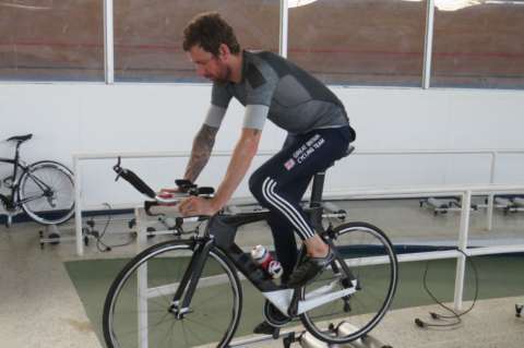 Selección Colombia y Bradley Wiggins se entrenan en el Alcides Nieto Patiño