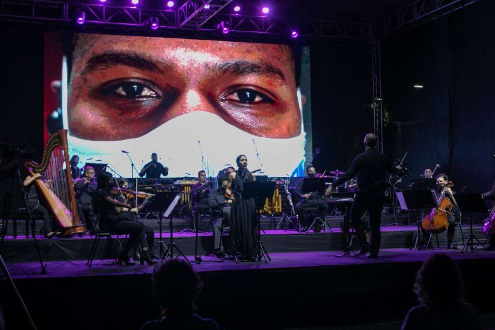 Filarmed, en el marco de esta conmemoración, tendrá lugar el Concierto Incierto que combina lo audiovisual y la música original para documentar lo que sucedió en la pandemia en Medellín.