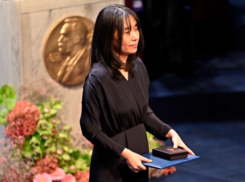 Stockholm (Sweden), 10/12/2024.- Nobel laureate in literature Han Kang with her award during the Nobel Prize 2024 award ceremony at the Concert Hall in Stockholm, Sweden, 10 December 2024. (Suecia, Estocolmo) EFE/EPA/JONAS EKSTROMER SWEDEN OUT