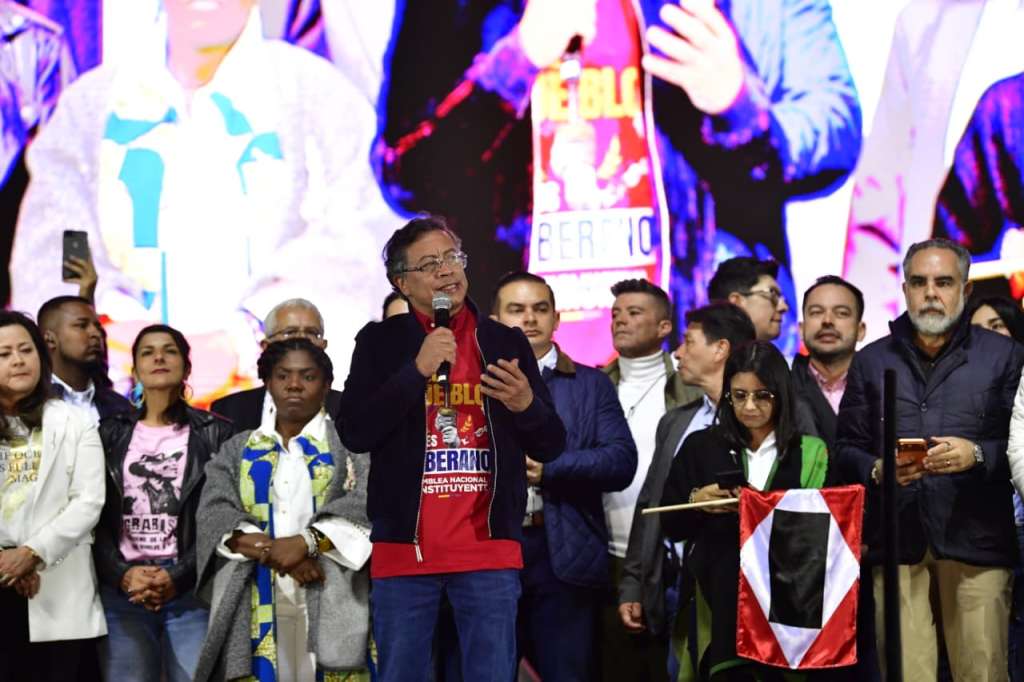 El presidente Gustavo Petro ondeó otra vez la bandera de "la guerra a muerte" durante su sexto plazoletazo de 2025. Lo realizó en Bogotá junto a varios de sus ministros.