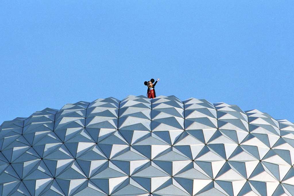 Mickey Mouse en la cima de Spaceship Earth, en EPCOT, en 1993.