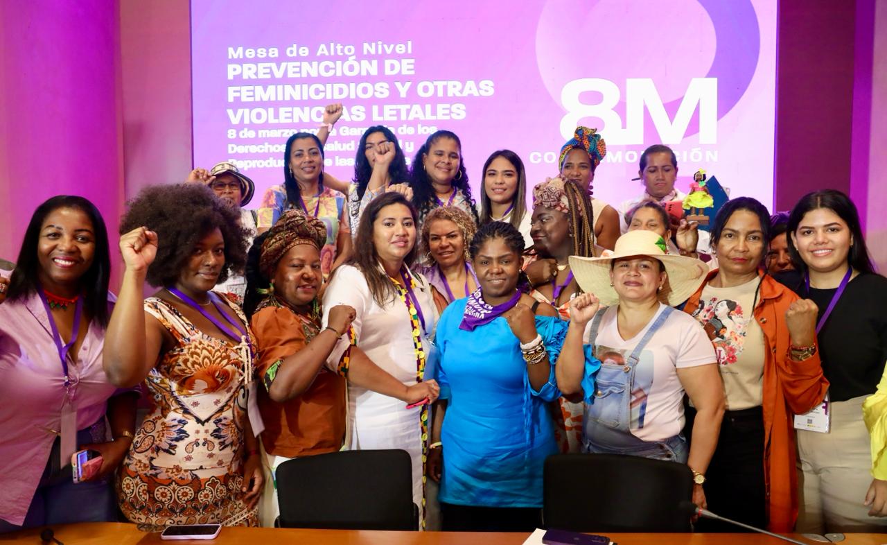 La vicepresidenta Francia Márquez, junto a lideresas y activistas de Bolívar, durante una mesa de alto nivel en Cartagena, este viernes 8 de marzo.