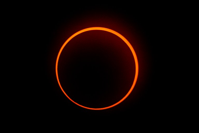 El efecto "Anillo de Fuego" provocado durante el eclipse solar anular se ve desde Penonomé, Panamá