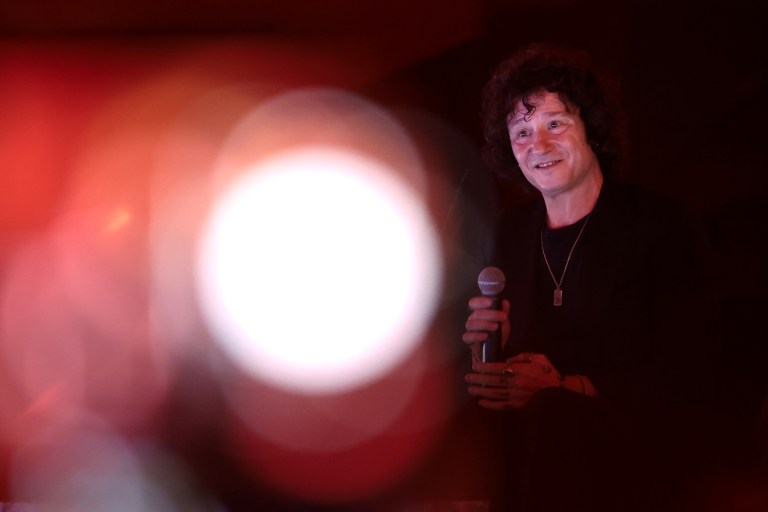 Enrique Bunbury enfureció con fan que grababa su concierto: “ustedes incomodan”