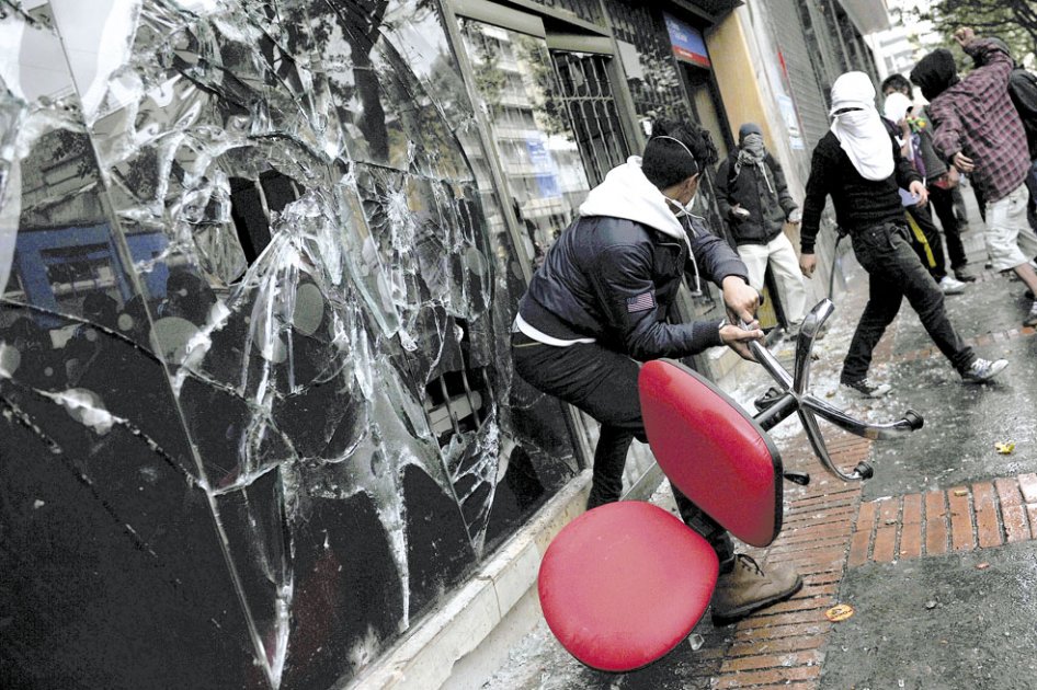 El jueves, manifestantes encapuchados destruyeron y saquearon establecimientos comerciales. / Luis Ángel