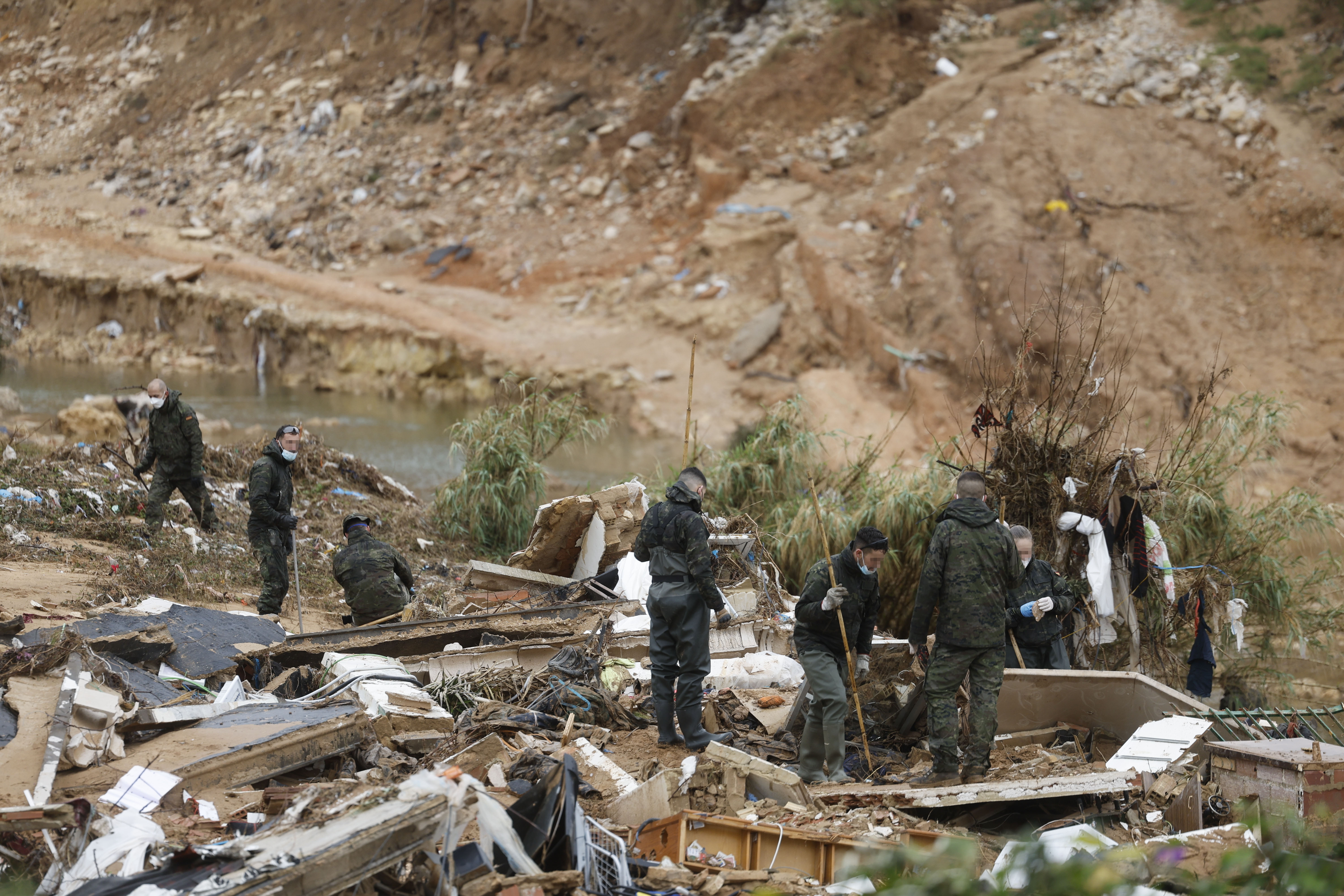 FOTODELDÍA TORRENT (VALENCIA), 13/11/2024.- Militares realizan labores de búsqueda en el barranco del Poyo a su paso por Torrent por debajo del barrio de donde desaparecieron los niños, este miércoles. Los cuerpos sin vida de Rubén e Izan, los niños de 3 y 5 años que desaparecieron en Torrent (Valencia) arrastrados por la riada el día de la dana cuando estaban con su padre, han sido encontrados en dos localidades diferentes, ubicadas a unos kilómetros de Torrent, según han informado este miércoles fuentes municipales. Docenas de municipios de Valencia asolados por la dana afrontan, en medio del inédito despliegue de emergencia y ayuda solidaria, la amenaza de una nueva dana que ha obligado a suspender las clases y condiciona aún más el ingente trabajo para atender las innumerables llamadas de ayuda que emergen desde cada barrio, polígono o escuela, en muchos casos todavía cubiertos de lodo. EFE/Kai Försterling