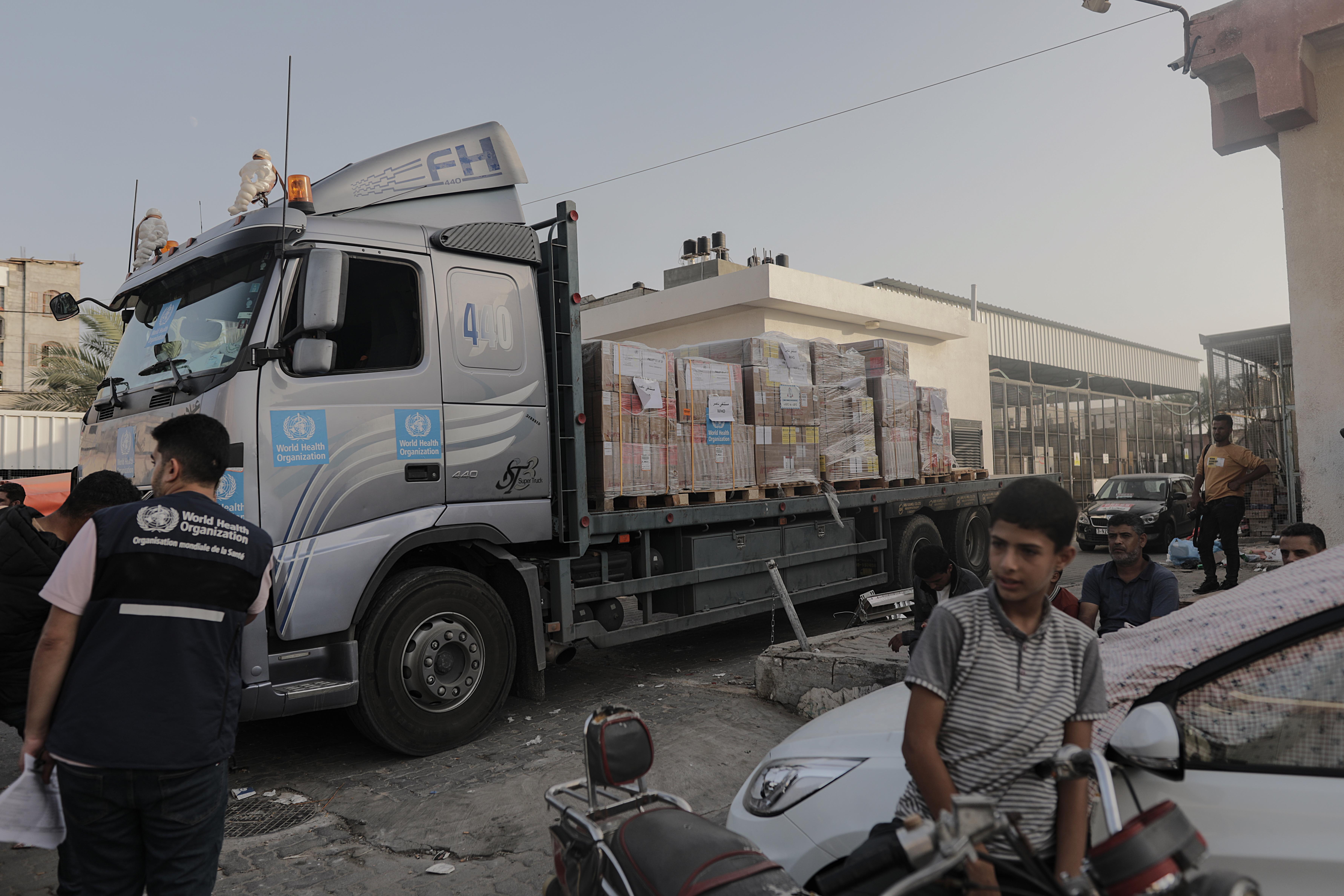 Khan Yunis (-), 23/10/2023.- Medical aid is delivered to Nasser Hospital in Khan Yunis, Gaza Strip, after a third convoy of aid trucks entered the Rafah crossing from Egypt, 23 October 2023. More than 5,000 Palestinians and over 1,400 Israelis have been killed, according to the Israel Defense Forces (IDF) and the Palestinian health authority, since Hamas militants launched an attack against Israel from the Gaza Strip on 07 October. (Egipto) EFE/EPA/HAITHAM IMAD