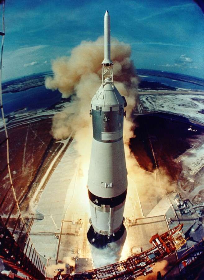 13:35 GMT. Lanzamiento del Saturno VNasaEn el otro pedazo, debajo de la península de Yucatán, mientras Armstrong contemplaba el globo terráqueo desde el espacio, El Salvador y Honduras se debatían en un corto y crudo conflicto que dejó unos 4.000 muertos. Los periódicos registraron la llamada “Guerra del Fútbol” y los combates y los heridos con avisos pequeños junto a decenas de páginas que celebraban los logros de la especie humana.