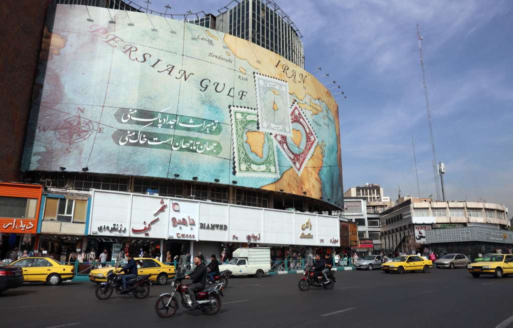 TEHRAN (Iran), 20/03/2026.- (FILE) - Iranians drive past a billboard showing part of the Persian gulf map at the Valiasr square in Tehran, Iran, 26 October 2024 (reissued 20 March 2026). 70% of the maritime shipping in the Strait of Hormuz has declined since tensions in the Persian Gulf Region increased on 28 February 2026. According to the International Food Policy Research Institute IFPRI, a prolonged closure of the Strait of Hormuz could affect fertilizers and food production costs, with 30% of global fertilizer passing through the Strait. (Teherán) EFE/EPA/ABEDIN TAHERKENAREH