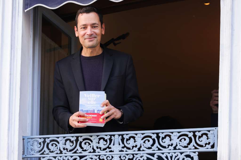 Paris (France), 07/11/2023.- French writer Jean-Baptiste Andrea poses for the press in the window at the Drouant restaurant after winning the Goncourt Literary Prize 2023 for his book 'Veiller sur elle' in Paris, France, 07 November 2023. The Prix Goncourt is given annually to an author by the French literary organization 'Societe litteraire des Goncourt'. (Francia) EFE/EPA/TERESA SUAREZ