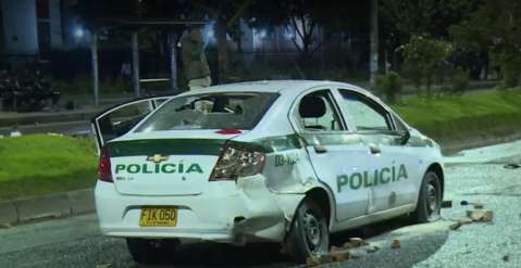 Video: encapuchados atacaron a policía dentro de su patrulla en Bogotá