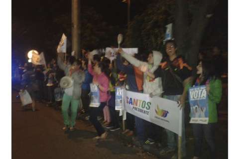 Simpatizantes de los candidatos a la presidencia los acompañan en la puerta de Caracol TV