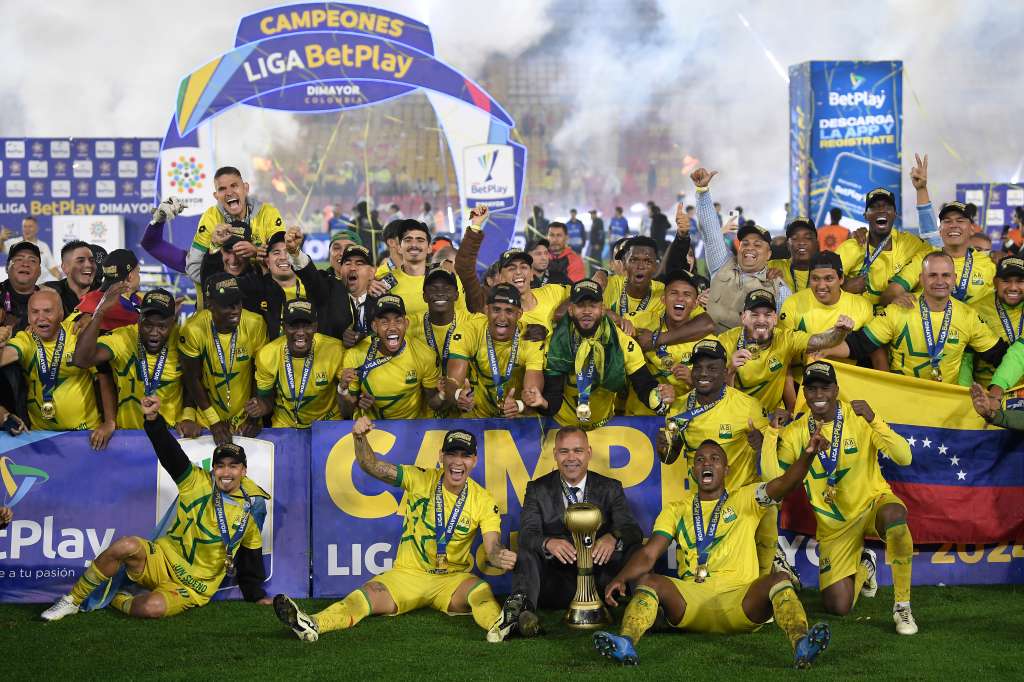 Formación y celebración de los jugadores del Bucaramanga al quedar campeón de la Liga BetPlay 2024-I, luego de vencer a Santa Fe en el partido de vuelta.