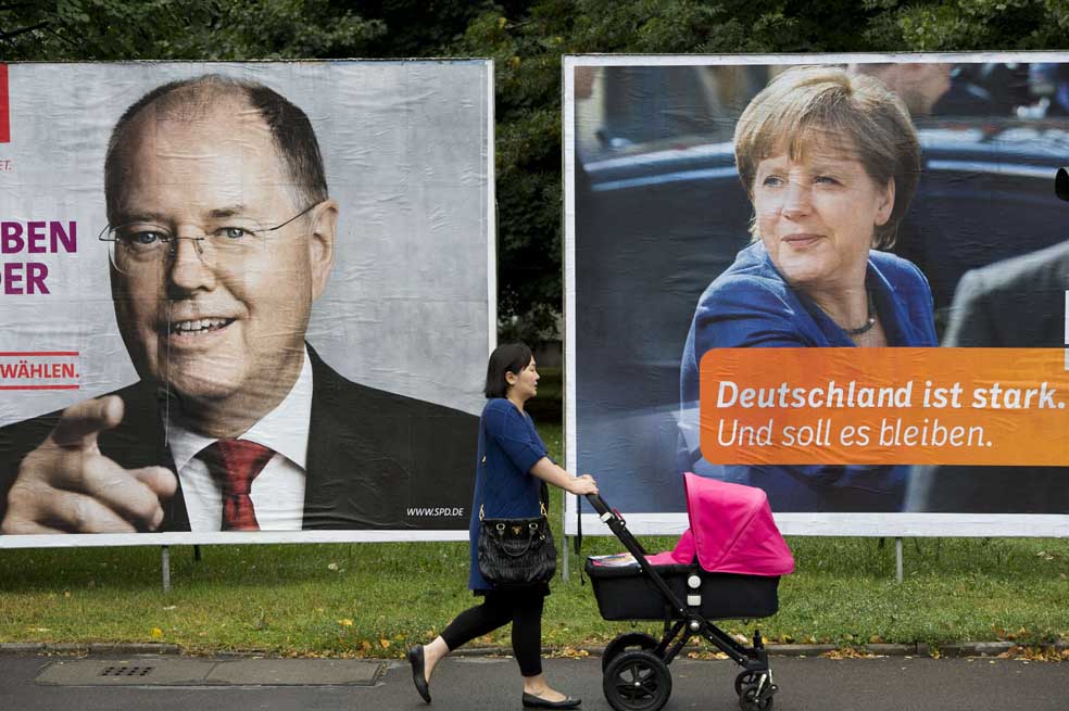Afiches del candidato socialdemócrata, Peer Steinbrück (SPD), y la canciller Ángela Merkel. / AFP