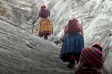 Cuatro escaladoras aymaras de Bolivia sueñan con alcanzar el Everest vistiendo sus típicas polleras