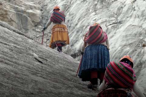 Cuatro escaladoras aymaras de Bolivia sueñan con alcanzar el Everest vistiendo sus típicas polleras