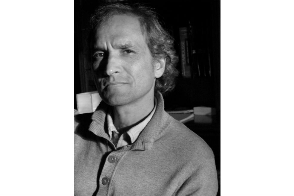 El escritor Julio Paredes estudió filosofía y letras en la Universidad de los Andes.