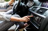 ¿Qué debe tener en cuenta al instalar un sistema de sonido al carro?