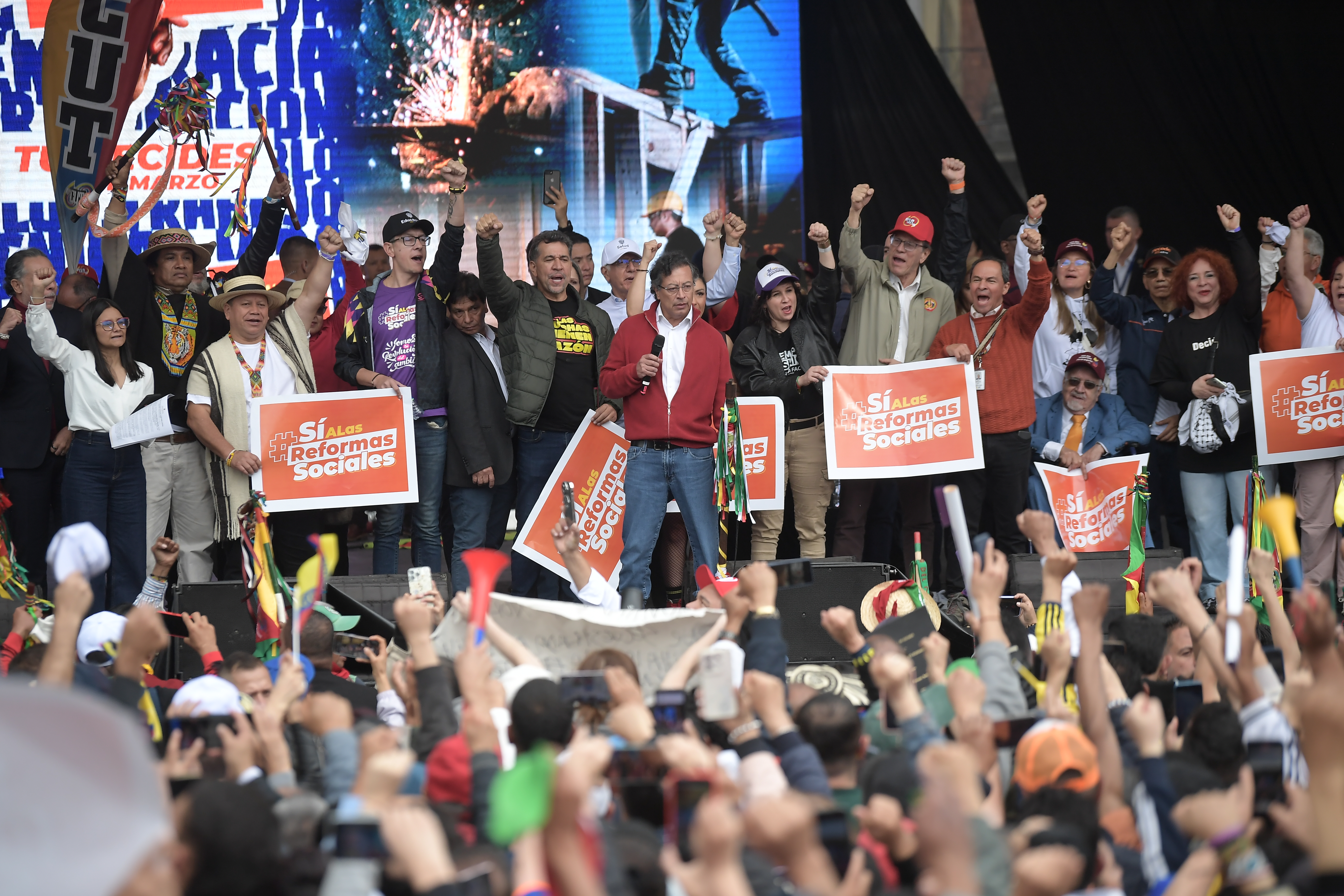 Presidente de la república a su llegada a la Plaza de Bolívar de Bogotá durante las movilizaciones en apoyo a las reformas sociales, dentro de ellas la reforma laboral de su gobierno