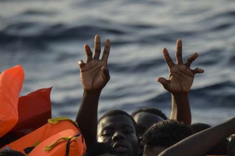 Dos pilotos franceses usan su propio avión para ayudar a los migrantes