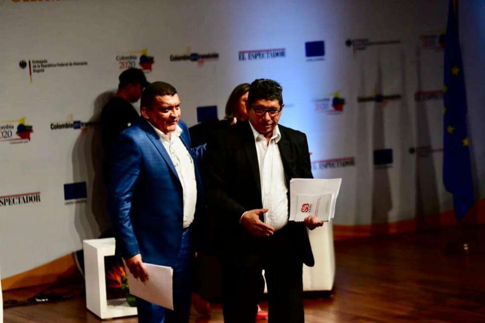 El abrazo entre Óscar José Ospino (izq.) y Abelardo Caicedo (der.), al término de su conversación en el encuentro Hablemos de Verdad en Bogotá.  / José Vargas 