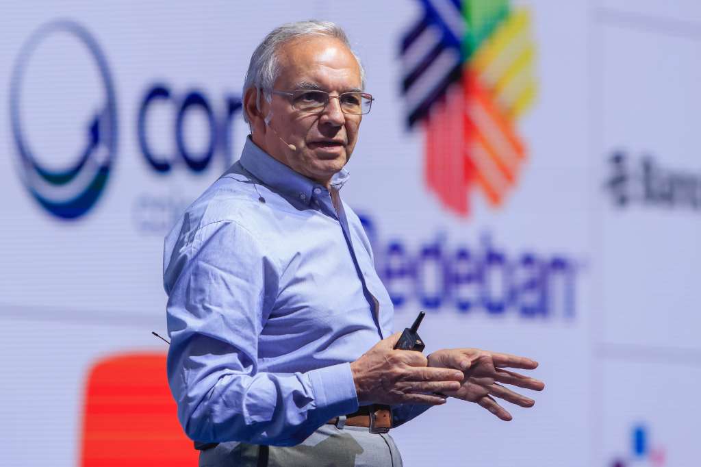 CTG400. CARTAGENA (COLOMBIA), 07/06/2024.- El ministro de hacienda y crédito público de Colombia, Ricardo Bonilla, habla durante una conferencia magistral durante la última jornada de la 58 Convención Bancaria, este viernes en Cartagena (Colombia). La deuda pública de Colombia, que era equivalente al 48,4 % del PIB, subió a casi 61 % en el primer año de la pandemia y actualmente es de 234.000 millones de dólares, afirmó el ministro de Hacienda, Ricardo Bonilla, quien aseguró que el país "está cumpliendo sus compromisos de deuda". EFE/ Ricardo Maldonado Rozo