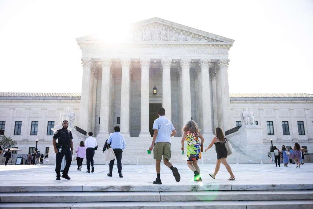 WASHINGTON (United States), 30/06/2026.- Visitors walk into the Supreme Court as the high judges prepare to release their decision on whether to limit birthright citizenship, which grants US citizenship to those born on American soil, in Washington, DC, USA, 30 June 2026. The high court will also issue its ruling on whether states can limit transgender students from competing on girls' sports teams. EFE/EPA/JIM LO SCALZO
