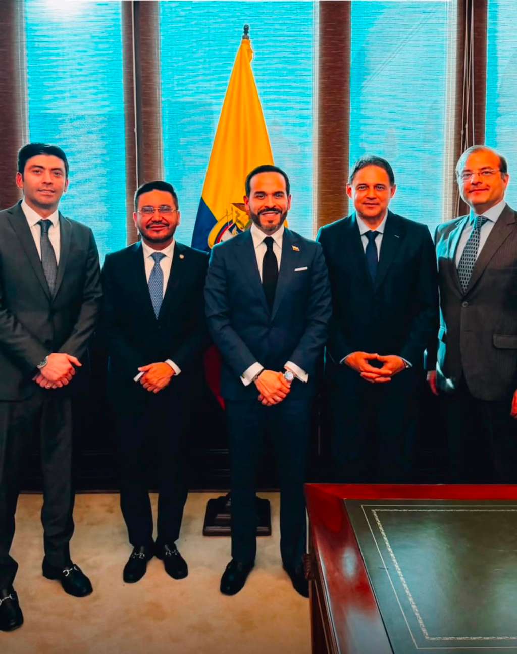 De izquierda a derecha: Presidente de la Cámara de Representantes, Nicolás Barguil; contralor general de la Nación, Jorge Eliécer Laverde; presidente de la República, Abelardo de la Espriella; presidente del Senado, Honorio Henríquez; y Carlos Gechem, viceministro del Interior.