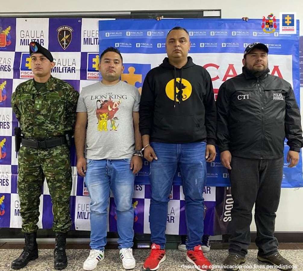 Según la investigación, usaron sus cargos para sacar material bélico de los batallones donde fueron asignados.
