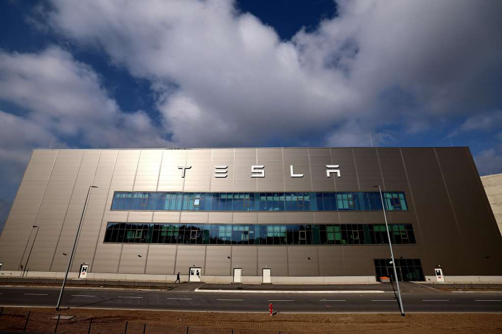 Gruenheide (Germany), 05/03/2024.- A View of the Tesla Gigafactory in Gruenheide near Berlin, Germany, 05 March 2024. Tesla confirms that production at the Tesla Gigafactory in Gruenheide has been stopped due to a blackout. Brandenburg's Interior Minister Michael Stuebgen announced that, according to initial findings, 'unknown perpetrators had set fire to a high-voltage pylon'. The fire had damaged the high-voltage line to such an extent that the power supply to the neighbouring villages and the Tesla plant had failed. (Alemania) EFE/EPA/FILIP SINGER