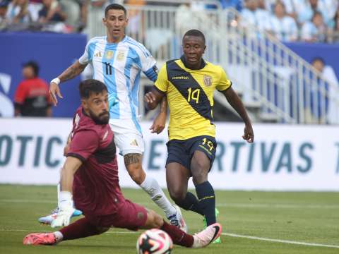 Argentina se pone a punto para la Copa América y gana con gol de Di María