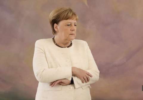 Merkel vuelve a sufrir un visible temblor corporal en un acto en Berlín