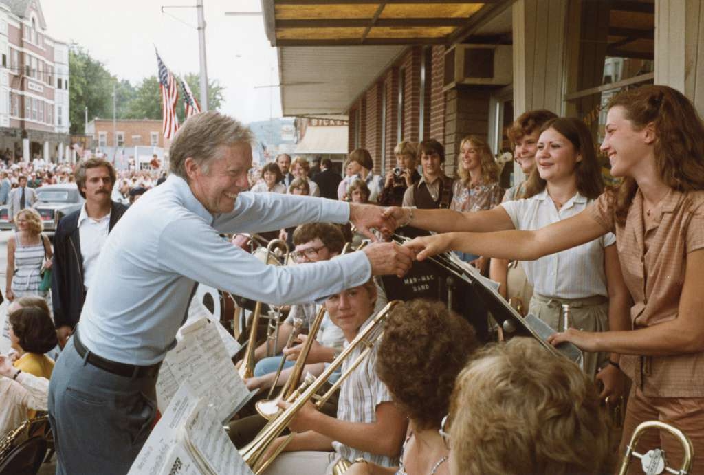 Prairie Du Chien (United States), 19/08/1979.- (FILE) A handout photo made available by the Jimmy Carter Library shows US President Jimmy Carter greeting the crowd while docked from Delta Queen river boat during a cruise along the Mississippi River in Prairie du Chien, Wisconsin, USA, 19 August 1979 (reissued 29 December 2024). Carter died on 29 December 2024 at his home in Plains, Georgia, The Carter Center confirmed. He was 100, the longest-lived president in US history. He took office as President of the United States on 20 January 1977 and succeeded Gerald Ford until he left office on 20 January 1981 to his successor Ronald Reagan. James Earl 'Jimmy' Carter, Jr. was born on 01 October 1924 in the village of Plains, Georgia, USA. After school he enrolled in the US Navy until 09 October 1953 after which he returned to his native village to extend the family peanut farm. In 1961 Jimmy Carter was elected to the state senate and on 12 January 1971 he became Governor of Georgia. In 2002 he became the only US President to receive the Nobel Peace Prize after leaving office. Outside of his political career Jimmy Carter was also known for his volunteer work with the 'Habitat for Humanity' organization. (Estados Unidos) EFE/EPA/KARL H. SCHUMACHER / JIMMY CARTER LIBRARY / HANDOUT HANDOUT EDITORIAL USE ONLY/NO SALES