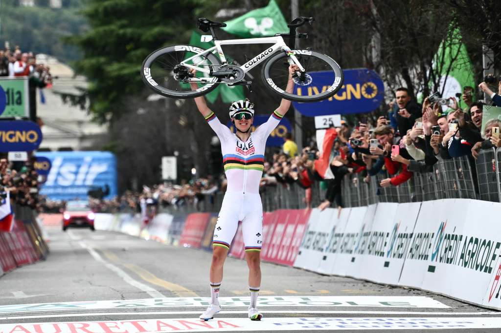 Tadej Pogacar celebra su cuarta victoria en el Giro de Lombardía.