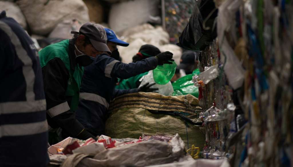 Los pactos por los plásticos surgen de un modelo globalmente implementado de la nueva economía del plástico.