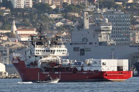 El barco humanitario “Ocean Viking” atracó en Francia con cientos de migrantes