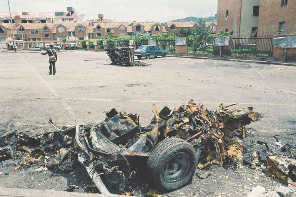 En el atentado con carro bomba de la calle 127 con Avenida Suba, frente al centro comercial Bulevar Niza, cuatro personas perdieron la vida. / Archivo